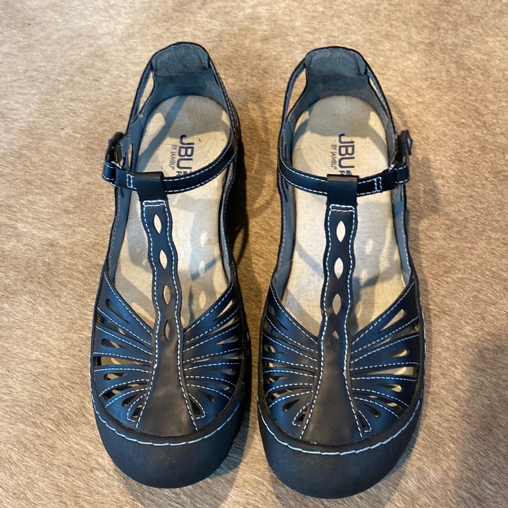 Comfy t-strap sandals - like new!
